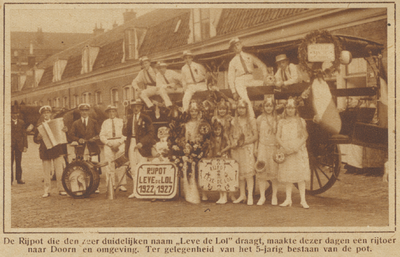 871395 Groepsportret van leden van de rijpot 'Leve de Lol', vermoedelijk uit Wijk C te Utrecht, bij een janplezier, ...